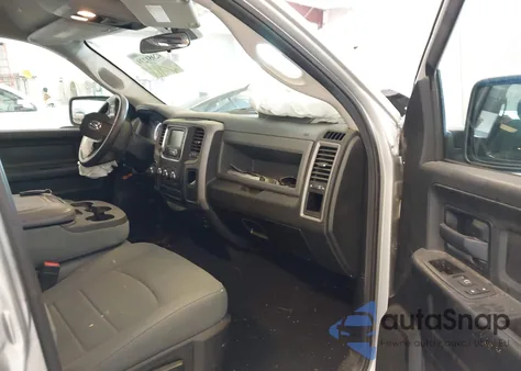 2019 Ram 1500 Classic Express 4X4 6'4 Box z USA, uszkodzony, nr VIN 1C6RR7FG8KS531634